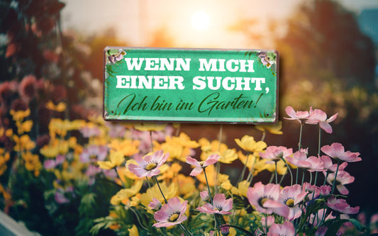 Blechschild ''Wenn mich einer sucht. Ich bin im Garten'' 28x12cm