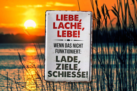 Blechschild ''Liebe, Lache, Lebe. Lade, Ziele, Schiesse'' 20x30cm