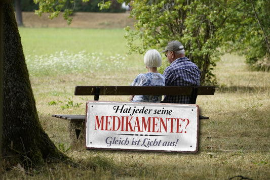 Blechschild ''Hat jeder seine Medikamente. Gleich ist Licht aus'' 28x12cm