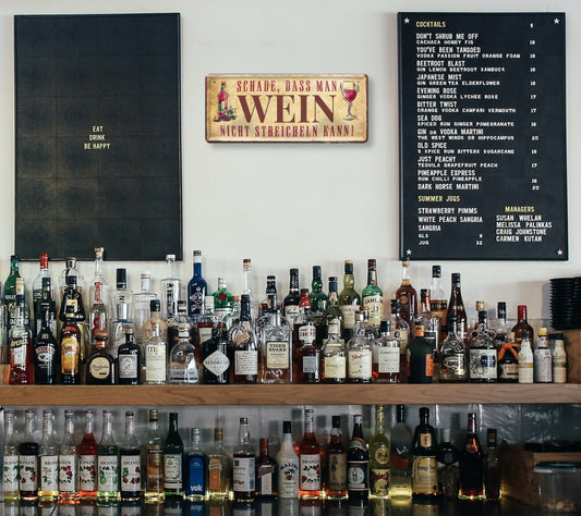 Blechschild ''Schade, dass man Wein nicht streicheln kann'' 28x12cm