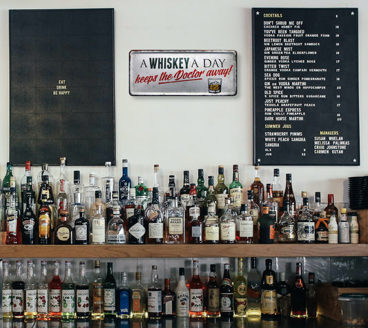 Blechschild ''A whiskey a day keeps the doctor away'' 28x12cm