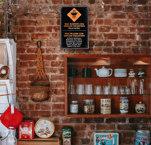 Blechschild ''Was Männer zum Grillen brauchen Fleisch Bier (Schwarz Orange)'' 20x30cm