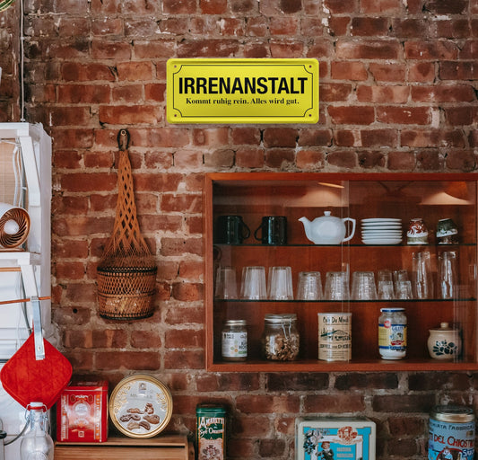 Blechschild ''Irrenanstalt. Kommt ruhig rein. Alles wird gut'' 28x12cm