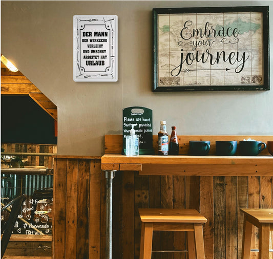 Blechschild ''Der Mann der Werkzeug verleiht hat Urlaub'' 20x30cm