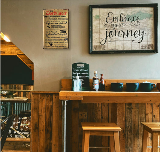 Blechschild ''Wir Dorfkinder wissen noch Kühe nicht lila'' 20x30cm