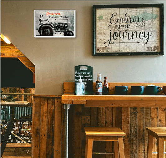 Blechschild ''Frauen brauchen Abenteuer (Traktor)'' 20x30cm