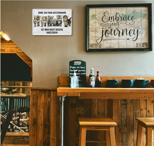 Blechschild ''Ohne ein paar Katzenhaare ist man nicht richtig angezogen'' 20x30cm