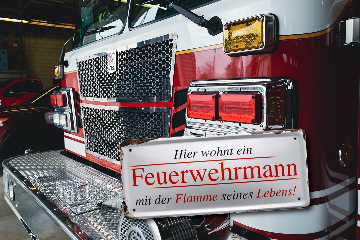 Blechschild ''Hier wohnt Feuerwehrmann mit Flamme seines Lebens'' 28x12cm