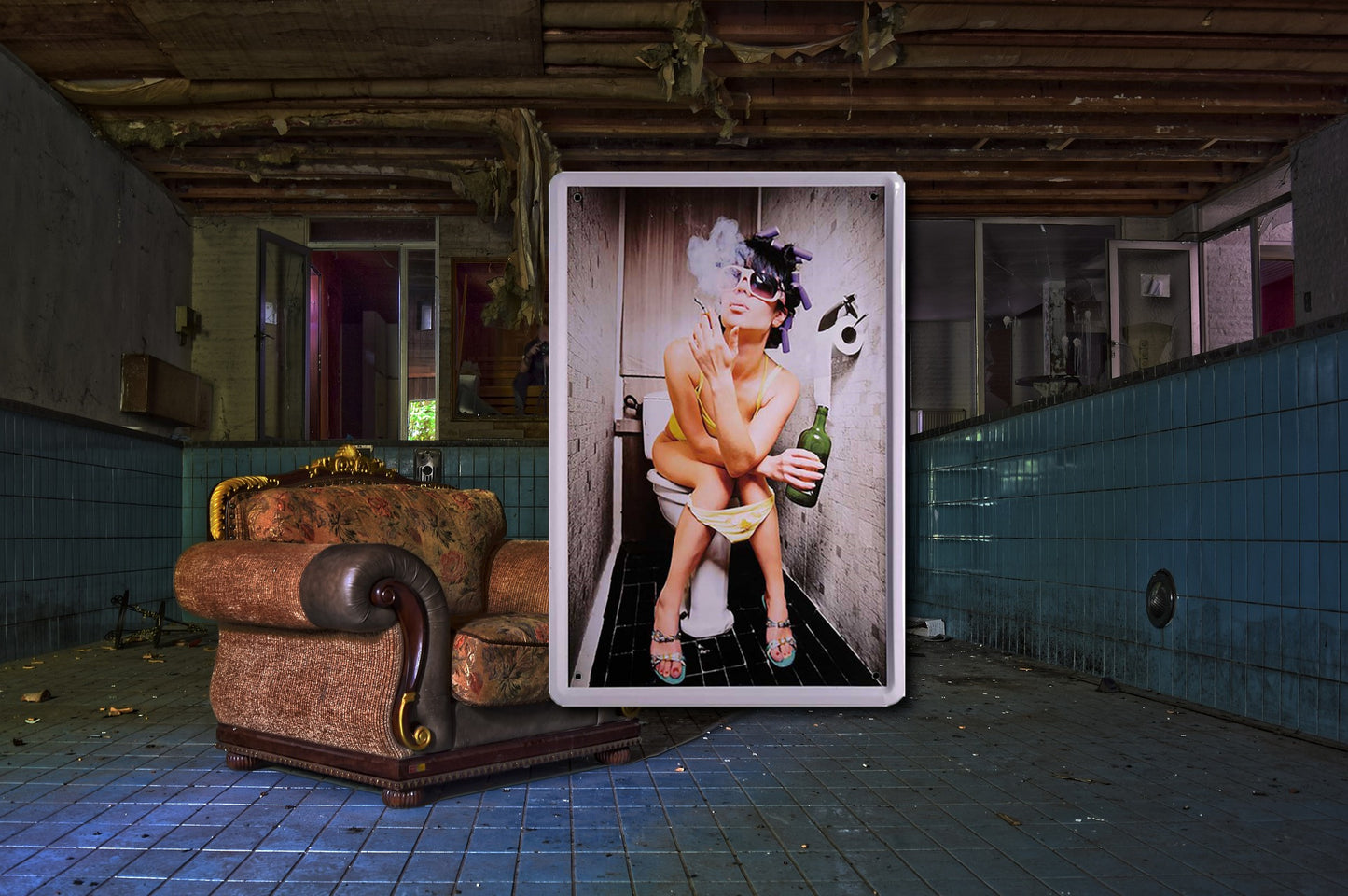 Blechschild ''Pinup rauchend auf WC'' 20x30cm