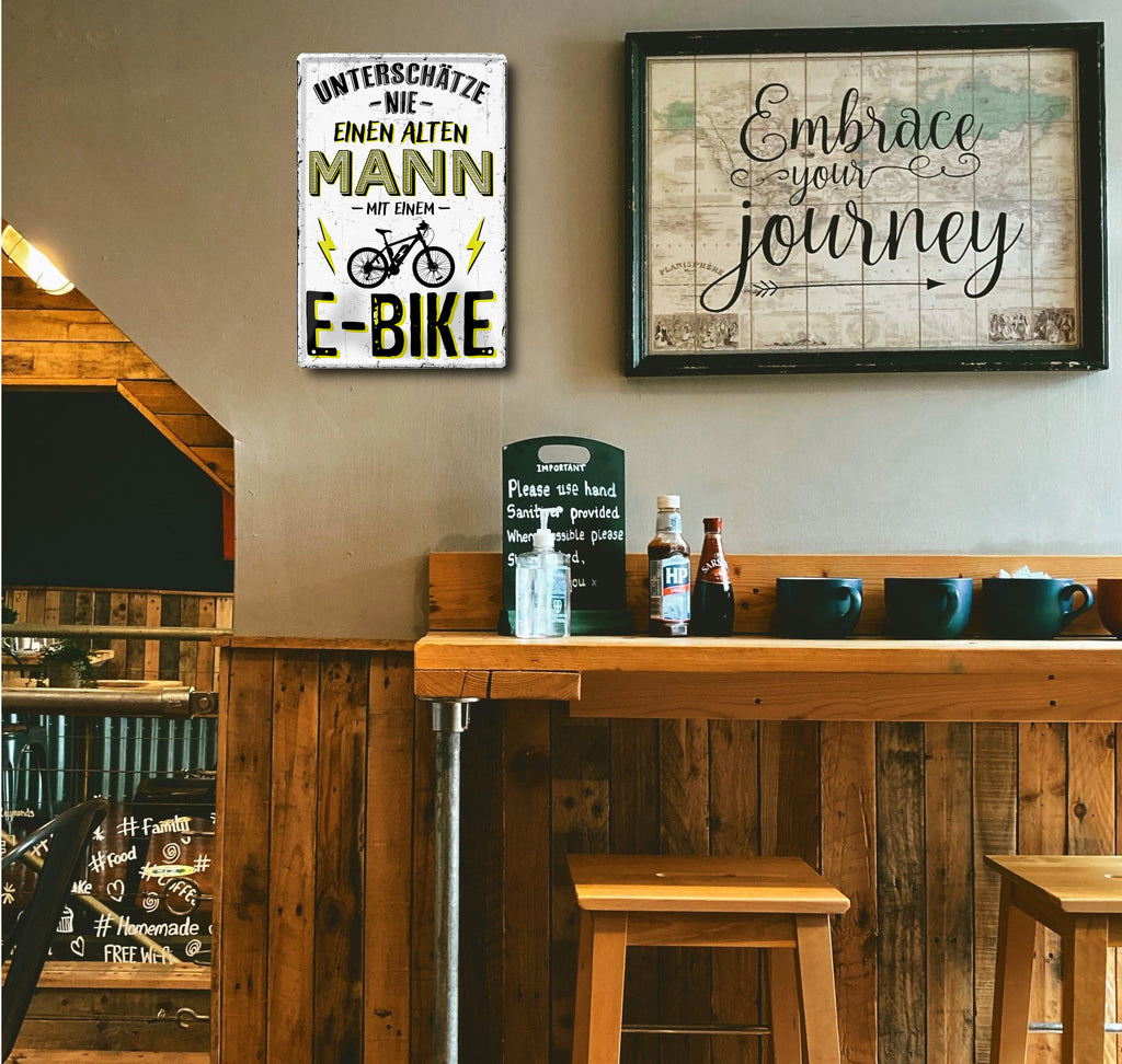 Blechschild ''Unterschätze nie einen Mann mit E-Bike'' 20x30cm