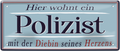 4252024252347		 ''Hier wohnt ein Polizist''
 Schilderstore24 Blechschilder sind perfekt als Geschenk zu Weihnachten, Geburtstage, Feiern, Partys, Grillabende, Namenstag, Feiertag, Mädelsabend, Hochzeit. Jederzeit stilvoll im Wohnzimmer, Partykeller, Garage, Praxis, Büro, Café, Hauseingang Büro Chef Angestellter Arbeit Job Arbeitsplatz Alltag Beruf Ausbildung