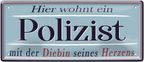 4252024252347		 ''Hier wohnt ein Polizist''
 Schilderstore24 Blechschilder sind perfekt als Geschenk zu Weihnachten, Geburtstage, Feiern, Partys, Grillabende, Namenstag, Feiertag, Mädelsabend, Hochzeit. Jederzeit stilvoll im Wohnzimmer, Partykeller, Garage, Praxis, Büro, Café, Hauseingang Büro Chef Angestellter Arbeit Job Arbeitsplatz Alltag Beruf Ausbildung