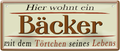 4252024252354		 ''Hier wohnt ein Bäcker''
 Schilderstore24 Blechschilder sind perfekt als Geschenk zu Weihnachten, Geburtstage, Feiern, Partys, Grillabende, Namenstag, Feiertag, Mädelsabend, Hochzeit. Jederzeit stilvoll im Wohnzimmer, Partykeller, Garage, Praxis, Büro, Café, Hauseingang Lebensmittel Kaffee Kuchen Tee Grill crepes teigware süßigkeit essen grill wurst
