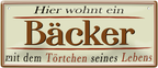 4252024252354		 ''Hier wohnt ein Bäcker''
 Schilderstore24 Blechschilder sind perfekt als Geschenk zu Weihnachten, Geburtstage, Feiern, Partys, Grillabende, Namenstag, Feiertag, Mädelsabend, Hochzeit. Jederzeit stilvoll im Wohnzimmer, Partykeller, Garage, Praxis, Büro, Café, Hauseingang Lebensmittel Kaffee Kuchen Tee Grill crepes teigware süßigkeit essen grill wurst