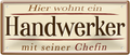 4252024252385		 ''Hier wohnt ein Handwerker''
 Schilderstore24 Blechschilder sind perfekt als Geschenk zu Weihnachten, Geburtstage, Feiern, Partys, Grillabende, Namenstag, Feiertag, Mädelsabend, Hochzeit. Jederzeit stilvoll im Wohnzimmer, Partykeller, Garage, Praxis, Büro,Architekt Hauseingang Handwerk Baustelle Arbeit Bau werkeln baustelle handwerker bauarbeiter