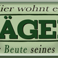 4252024252330		 ''Hier wohnt ein Jäger''
 Schilderstore24 Blechschilder sind perfekt als Geschenk zu Weihnachten, Geburtstage, Feiern, Partys, Grillabende, Namenstag, Feiertag, Mädelsabend, Hochzeit. Jederzeit stilvoll im Wohnzimmer, Partykeller, Garage, Praxis, Büro, Café, Hauseingang Büro Chef Angestellter Arbeit Job Arbeitsplatz Alltag Beruf Ausbildung