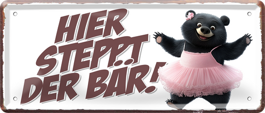 4252024253443		 ''Hier steppt der Bär!''
Schilderstore24 Blechschilder sind perfekt als Geschenk zu Weihnachten, Geburtstage, Feiern, Partys, Grillabende, Namenstag, Feiertag, Mädelsabend, Hochzeit. Jederzeit stilvoll im Wohnzimmer, Partykeller, Garage, Praxis, Büro, Café, Hauseingang Familie Zuhause Eltern Geschwister oma opa familie mama papa geschwister