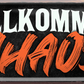 4252024253481		 ''Willkommen im Chaos''
Schilderstore24 Blechschilder sind perfekt als Geschenk zu Weihnachten, Geburtstage, Feiern, Partys, Grillabende, Namenstag, Feiertag, Mädelsabend, Hochzeit. Jederzeit stilvoll im Wohnzimmer, Partykeller, Garage, Praxis, Büro, Café, Hauseingang Familie Zuhause Eltern Geschwister oma opa familie mama papa geschwister