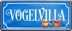 4252024253627		 ''Vogelvilla''
Schilderstore24 Blechschilder sind perfekt als Geschenk zu Weihnachten, Geburtstage, Feiern, Partys, Grillabende, Namenstag, Feiertag, Mädelsabend, Hochzeit. Jederzeit stilvoll im Wohnzimmer, Partykeller, Garage, Praxis, Büro, Café, Hauseingang Küche Haushalt Willkommen Eigenheim heim essen haus kochen herzlich Zuhause putzen