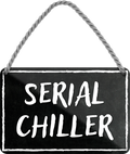 4252024242683	Schilderstore24 	 ''Serial Chiller'' Schilderstore24 Blechschilder sind perfekt als Geschenk zu Weihnachten, Geburtstage, Feiern, Partys, Grillabende, Namenstag, Feiertag, Mädelsabend, Hochzeit. Jederzeit stilvoll im Wohnzimmer, Partykeller, Garage, Praxis, Büro, Café, Hauseingang Sarkasmus Ironie Funny Schwarzer Humor faul dumm fun rente lästern teufel