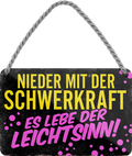4252024248562		 ''Nieder mit der Schwerkraft'' Schilderstore24 Blechschilder sind perfekt als Geschenk zu Weihnachten, Geburtstage, Feiern, Partys, Grillabende, Namenstag, Feiertag, Mädelsabend, Hochzeit. Jederzeit stilvoll im Wohnzimmer, Partykeller, Garage, Praxis, Büro, Café, Hauseingang Weisheiten Leben Sprichwörter Tipp wahrheit sprichwort tiefsinnig ratschlag