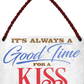 4252024251227		 ''Good time for Kiss'' Schilderstore24 Blechschilder sind perfekt als Geschenk zu Weihnachten, Geburtstage, Feiern, Partys, Grillabende, Namenstag, Feiertag, Mädelsabend, Hochzeit. Jederzeit stilvoll im Wohnzimmer, Partykeller, Garage, Praxis, Büro, Café, Hauseingang Sex küssen gefühle Zweideutig Romantik liebe sinnlich schnulzig romantisch pinup