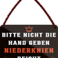 4252024251814		 ''Bitte nicht die Hand geben Niederknien reicht''
 Schilderstore24 Blechschilder sind perfekt als Geschenk zu Weihnachten, Geburtstage, Feiern, Partys, Grillabende, Namenstag, Feiertag, Mädelsabend, Hochzeit. Jederzeit stilvoll im Wohnzimmer, Partykeller, Garage, Praxis, Büro, Café, Hauseingang Sarkasmus Ironie Funny Schwarzer Humor faul dumm fun rente lästern teufel