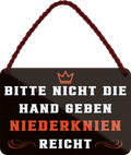 4252024251814		 ''Bitte nicht die Hand geben Niederknien reicht''
 Schilderstore24 Blechschilder sind perfekt als Geschenk zu Weihnachten, Geburtstage, Feiern, Partys, Grillabende, Namenstag, Feiertag, Mädelsabend, Hochzeit. Jederzeit stilvoll im Wohnzimmer, Partykeller, Garage, Praxis, Büro, Café, Hauseingang Sarkasmus Ironie Funny Schwarzer Humor faul dumm fun rente lästern teufel
