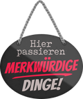 4252024245950	Schilderstore24	 ''Hier passieren merkwürdige Dinge'' Schilderstore24 Blechschilder sind perfekt als Geschenk zu Weihnachten, Geburtstage, Feiern, Partys, Grillabende, Namenstag, Feiertag, Mädelsabend, Hochzeit. Jederzeit stilvoll im Wohnzimmer, Partykeller, Garage, Praxis, Büro, Café, Hauseingang Küche Haushalt Willkommen Eigenheim heim essen haus kochen herzlich Zuhause putzen