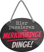 4252024245950	Schilderstore24	 ''Hier passieren merkwürdige Dinge'' Schilderstore24 Blechschilder sind perfekt als Geschenk zu Weihnachten, Geburtstage, Feiern, Partys, Grillabende, Namenstag, Feiertag, Mädelsabend, Hochzeit. Jederzeit stilvoll im Wohnzimmer, Partykeller, Garage, Praxis, Büro, Café, Hauseingang Küche Haushalt Willkommen Eigenheim heim essen haus kochen herzlich Zuhause putzen