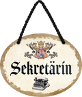 4252024248821		 ''Sekretärin'' Schilderstore24 Blechschilder sind perfekt als Geschenk zu Weihnachten, Geburtstage, Feiern, Partys, Grillabende, Namenstag, Feiertag, Mädelsabend, Hochzeit. Jederzeit stilvoll im Wohnzimmer, Partykeller, Garage, Praxis, Büro, Café, Hauseingang Büro Chef Angestellter Arbeit Job Arbeitsplatz Alltag Beruf Ausbildung