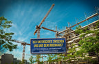 Blechschild ''Der Unterschied zwischen uns und dem Irrenhaus'' 28x12cm