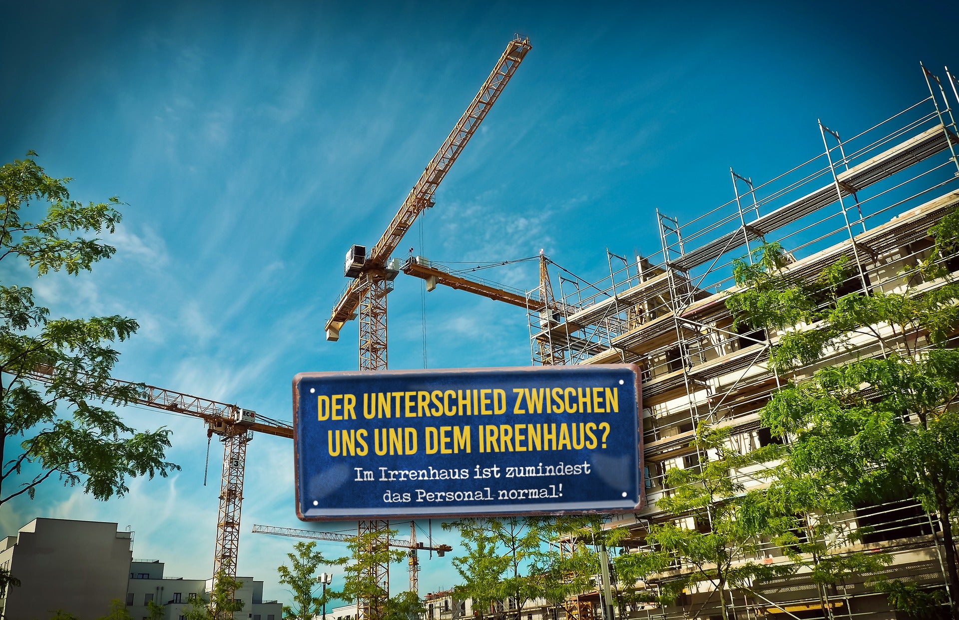 Blechschild ''Der Unterschied zwischen uns und dem Irrenhaus'' 28x12cm