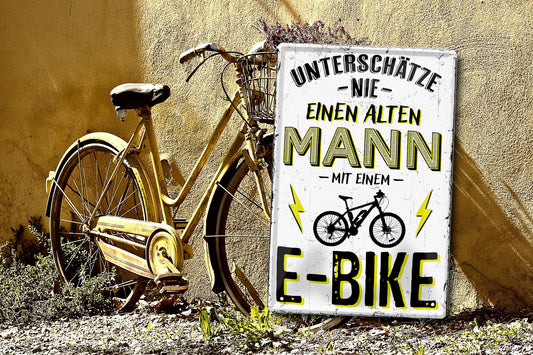 Blechschild ''Unterschätze nie einen Mann mit E-Bike'' 20x30cm