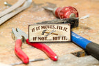 Blechschild ''If it moves, fix it. If not.. Hit it'' 28x12cm