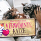 Blechschild ''Hier wohnt eine verwöhnte Katze mit Personal'' 28x12cm