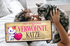 Blechschild ''Hier wohnt eine verwöhnte Katze mit Personal'' 28x12cm