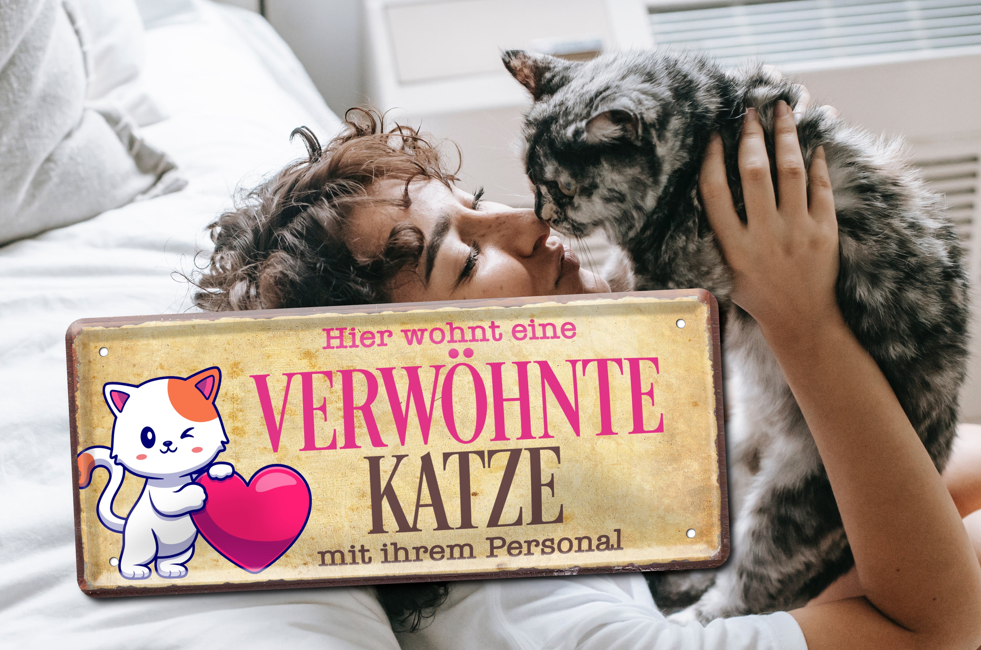 Blechschild ''Hier wohnt eine verwöhnte Katze mit Personal'' 28x12cm