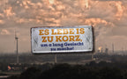Blechschild ''Es Lebe is zu korz, um a lang Gesicht zu mache'' 28x12cm