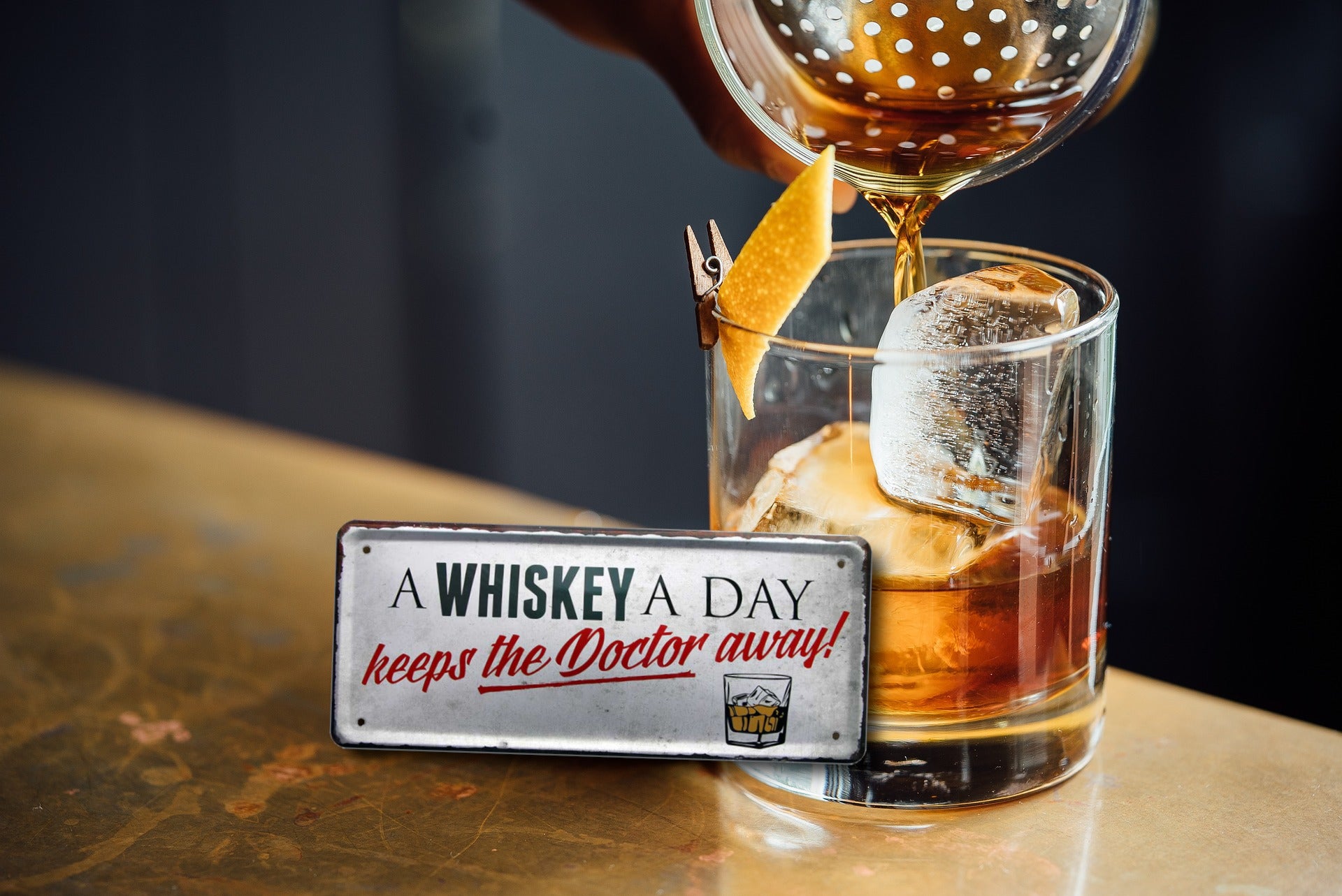 Blechschild ''A whiskey a day keeps the doctor away'' 28x12cm