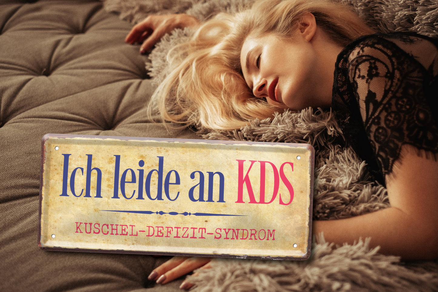 Blechschild ''Ich leide an KDS. Kuschel-Defizit-Syndrom'' 28x12cm