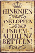 4252024219722 Schilderstore24 Schilderstore24 Blechschilder sind perfekt als Geschenk zu Weihnachten, Geburtstage, Feiern, Partys, Grillabende, Namenstag, Feiertag, Mädelsabend, Hochzeit. Jederzeit stilvoll im Wohnzimmer, Partykeller, Garage, Praxis, Büro, Café, Hauseingang Sarkasmus Ironie Funny Schwarzer Humor faul dumm fun rente lästern teufel	 ''Hinknien, anklopfen.. Audienz betteln''		20x30cm