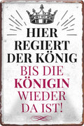 4252024219456 Schilderstore24 Schilderstore24 Blechschilder sind perfekt als Geschenk zu Weihnachten, Geburtstage, Feiern, Partys, Grillabende, Namenstag, Feiertag, Mädelsabend, Hochzeit. Jederzeit stilvoll im Wohnzimmer, Partykeller, Garage, Praxis, Büro, Café, Hauseingang Sarkasmus Ironie Funny Schwarzer Humor faul dumm fun rente lästern teufel	 ''Hier regiert der König, bis die Königin.. (Krone oben)''		20x30cm