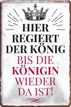 4252024219456 Schilderstore24 Schilderstore24 Blechschilder sind perfekt als Geschenk zu Weihnachten, Geburtstage, Feiern, Partys, Grillabende, Namenstag, Feiertag, Mädelsabend, Hochzeit. Jederzeit stilvoll im Wohnzimmer, Partykeller, Garage, Praxis, Büro, Café, Hauseingang Sarkasmus Ironie Funny Schwarzer Humor faul dumm fun rente lästern teufel	 ''Hier regiert der König, bis die Königin.. (Krone oben)''		20x30cm