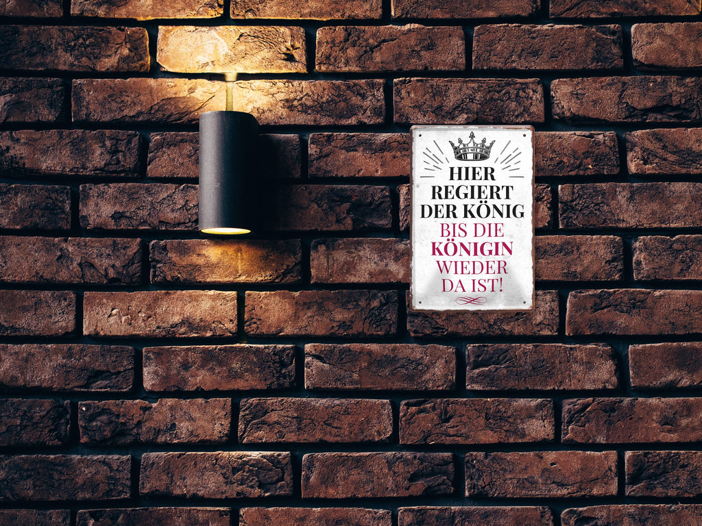 Blechschild ''Hier regiert der König, bis die Königin..'' 20x30cm