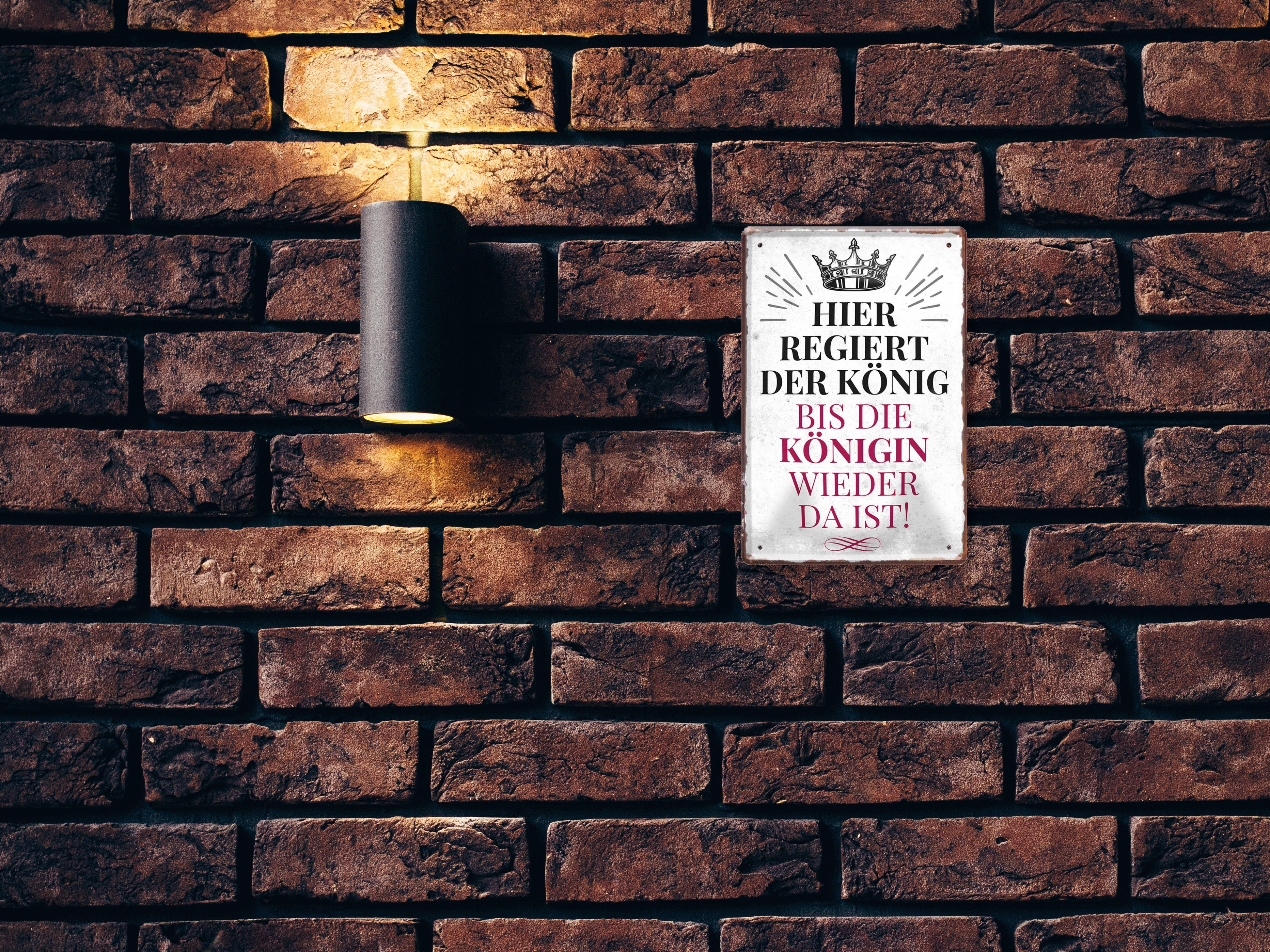 Blechschild ''Hier regiert der König, bis die Königin..'' 20x30cm