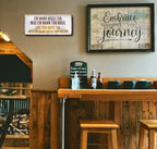 Blechschild ''Ein Mann muss tun, was ein Mann.. Eine Frau'' 28x12cm