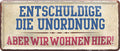 4252024223842  Blechschilder sind perfekt als Geschenk zu Weihnachten, Geburtstage, Feiern, Partys, Grillabende, Namenstag, Feiertag, Mädelsabend, Hochzeit. Jederzeit stilvoll im Wohnzimmer, Partykeller, Garage, Praxis, Büro, Café, Hauseingang Garten Haushalt Heim Zuhause Gartenarbeit Hausarbeit Zuhause Blumen Blechschild ''Entschuldige die Unordnung, aber wir wohnen hier'' 28x12cm 