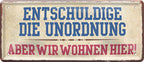 4252024223842  Blechschilder sind perfekt als Geschenk zu Weihnachten, Geburtstage, Feiern, Partys, Grillabende, Namenstag, Feiertag, Mädelsabend, Hochzeit. Jederzeit stilvoll im Wohnzimmer, Partykeller, Garage, Praxis, Büro, Café, Hauseingang Garten Haushalt Heim Zuhause Gartenarbeit Hausarbeit Zuhause Blumen Blechschild ''Entschuldige die Unordnung, aber wir wohnen hier'' 28x12cm 