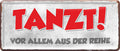 4252024225600 Schilderstore24 	Schilderstore24 Blechschilder sind perfekt als Geschenk zu Weihnachten, Geburtstage, Feiern, Partys, Grillabende, Namenstag, Feiertag, Mädelsabend, Hochzeit. Jederzeit stilvoll im Wohnzimmer, Partykeller, Garage, Praxis, Büro, Café, Hauseingang Sarkasmus Ironie Funny Schwarzer Humor faul dumm fun rente lästern teufel ''Tanzt. vor allem aus der Reihe''		28x12cm